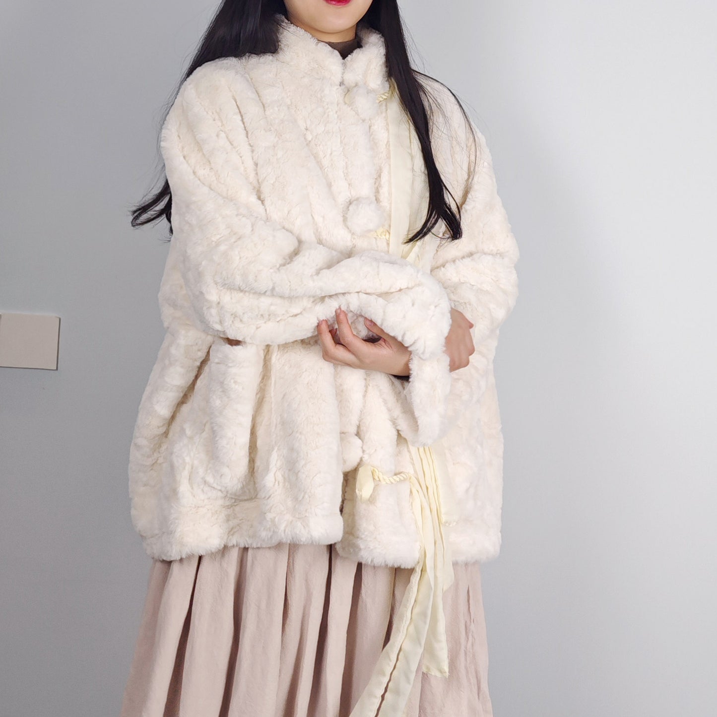 White Stylish Vegan Fur Jacket Trendy Jacket Over Sized Chinese Hanfu Modified Jacket Chinese Fleece Coat Overcoat